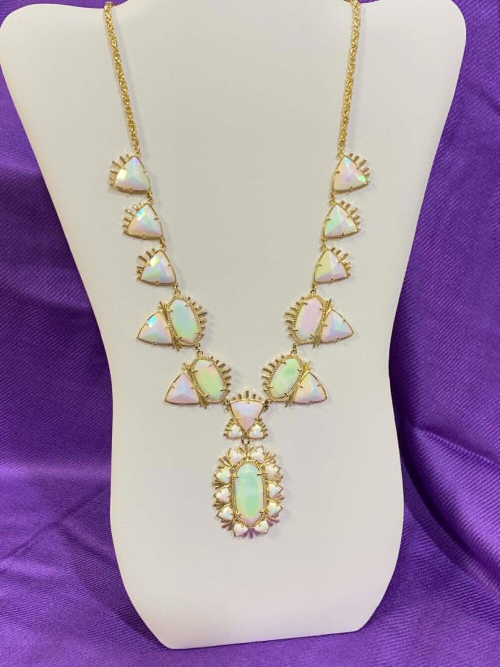 KENDRA SCOTT Havana necklace in gold and white iridescent